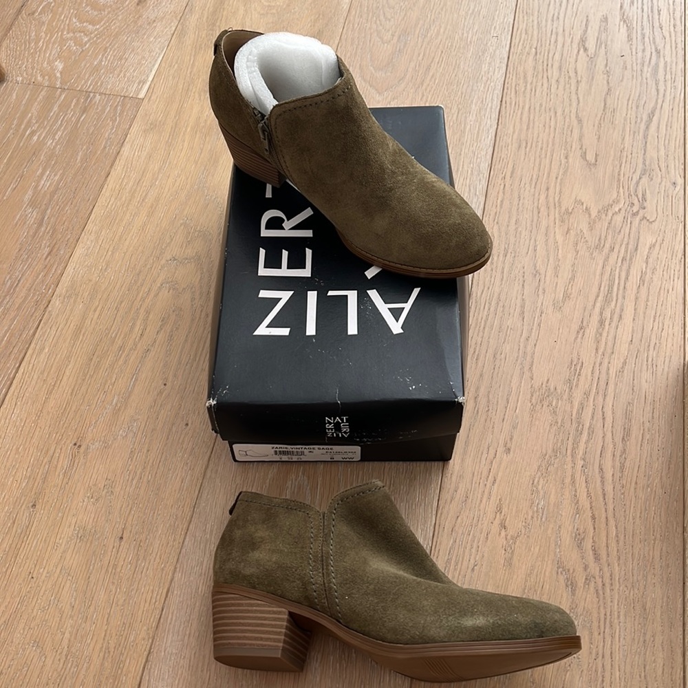 Naturalized boot size 8 wide, 8W Ankle boot winter boot
